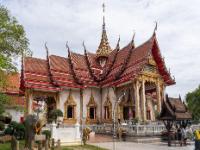 Großer Tempel mit Stufendach und Turmspitze - Wat Chalong